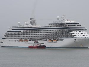 Megahnya Kapal Pesiar Seven Seas Explorer Singgah di Surabaya Megahnya Kapal Pesiar Seven Seas Explorer Singgah di Surabaya