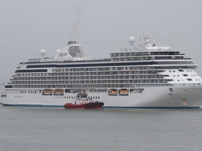 Megahnya Kapal Pesiar Seven Seas Explorer Singgah di Surabaya