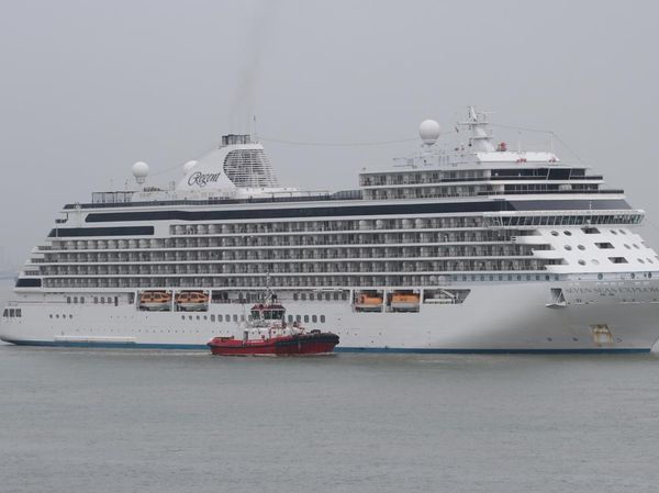 Megahnya Kapal Pesiar Seven Seas Explorer Singgah di Surabaya