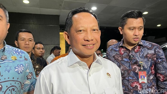 Mendagri Tito Karnavian menemui Ketua MK Suhartoyo dan Wakil Ketua MK Saldi Isra. Tito meminta MK mengunggah salinan putusan dismissal sesegera mungkin. (Anggi M/detikcom) Gibran Tak Akan Berkantor