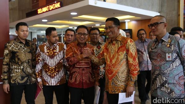 Menkum Serahkan Surat Pengakuan Dekopin