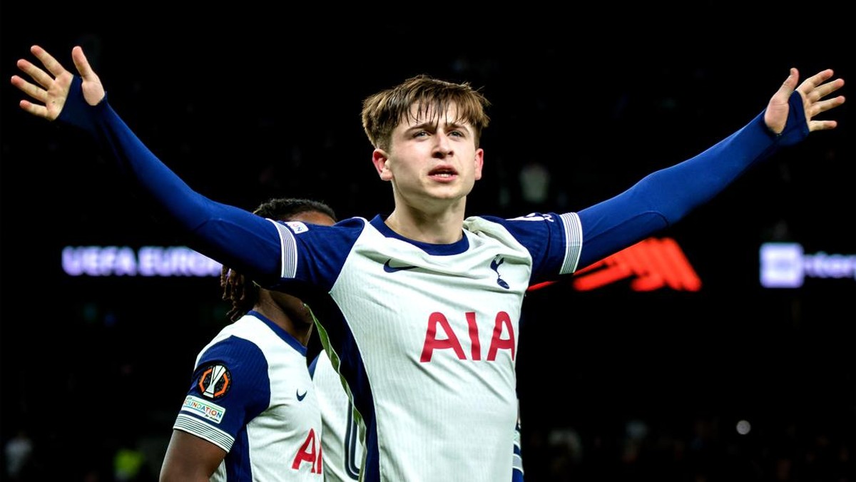 Pemain muda Tottenham Hotspur, Mikey Moore, mencetak gol ke gawang Elfsborg di Liga Europa. (Foto: Pedro Porru/Sports Press Photo/Getty Images)