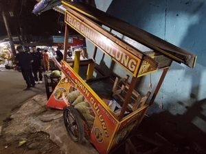 Penampakan Gerobak Ringsek Usai Ditabrak Mobil Artis FTV Larasati Nugroho Penampakan Gerobak Ringsek Usai Ditabrak Mobil Artis FTV Larasati Nugroho