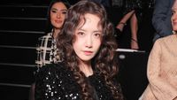 7 Foto Yoona Bak Boneka di Paris Fashion Week 2025, Bajunya Jadi Sorotan