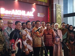 Menkum Serahkan Surat Kepengurusan Dekopin ke Ketum Bambang Haryadi