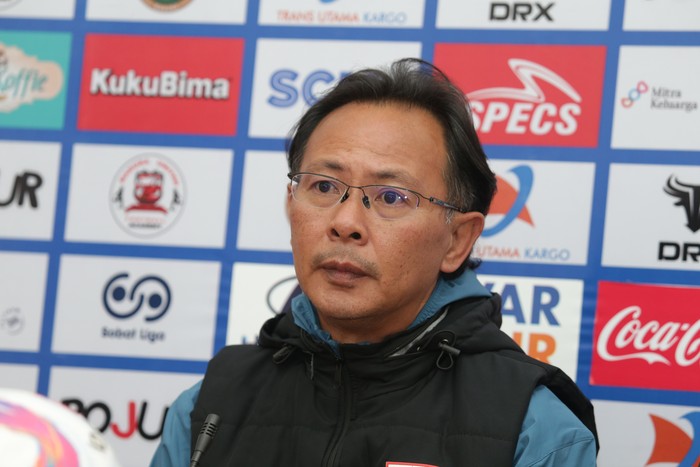 Persis Solo Pelatih Persis Solo Ong Kim Swee, saat konferensi pers di Stadion Gelora Bangkalan, Jumat (31/1/2025).