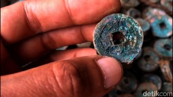 Potret 5.000 Keping Koin Kuno Ditemukan Petani di Lereng Bromo