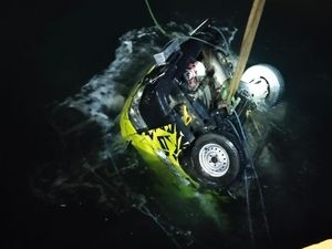 Pikap Tercebur ke Laut di Pelabuhan Seram Bagian Timur, Sopir Kritis Pikap Tercebur ke Laut di Pelabuhan Seram Bagian Timur, Sopir Kritis