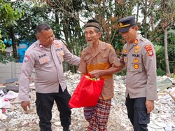 Kakek Hidup Sendiri di Gubuk Dekat Tumpukan Sampah Tangerang, Polisi Bantu
