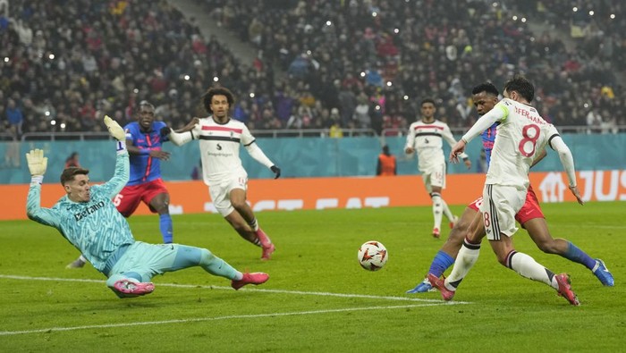 Manchester Uniteds Bruno Fernandes fails to score during the Europa League league phase soccer match between FCSB and Manchester United at the National Arena stadium, Thursday, Jan. 30, 2025. (AP Photo/Andreea Alexandru)