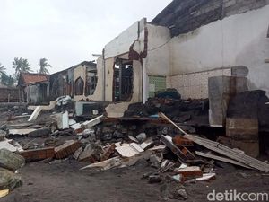 Rumah Warga di Pesisir Mataram Hancur Diterjang Banjir Rob Rumah Warga di Pesisir Mataram Hancur Diterjang Banjir Rob