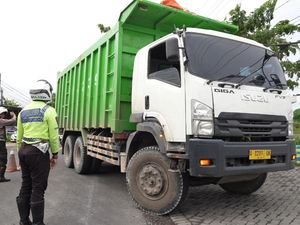 Langgar Jam Operasional, Puluhan Truk Ditindak Tegas Polres Gresik Langgar Jam Operasional, Puluhan Truk Ditindak Tegas Polres Gresik