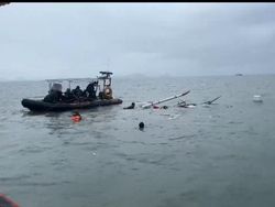 Kapal Nelayan Tenggelam Diterjang Gelombang di Labuan Bajo