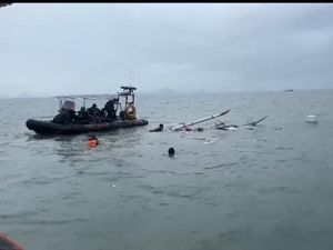 Kapal Nelayan Tenggelam Diterjang Gelombang di Labuan Bajo