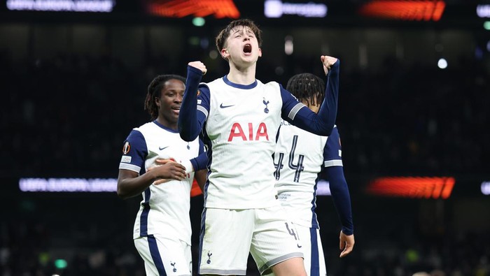 LONDON, ENGLAND - JANUARY 30: Mikey Moore of Tottenham Hotspur celebrates after scoring their sides third goal during the UEFA Europa League 2024/25 League Phase MD8 match between Tottenham Hotspur and IF Elfsborg at Tottenham Hotspur Stadium on January 30, 2025 in London, England. (Photo by Harry Murphy - Danehouse/Getty Images)