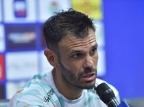 Jadi Korban Pelemparan, Tyrone del Pino Sedih Sepakbola Diwarnai Kericuhan