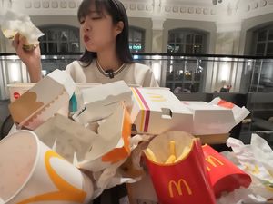YouTuber Ini Mukbang 10 Burger di Gerai McDonalds Tercantik Dunia YouTuber Ini Mukbang 10 Burger di Gerai McDonalds Tercantik Dunia
