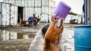 Warga Rorotan yang Terdampak Banjir Ngungsi di Kontainer Kosong