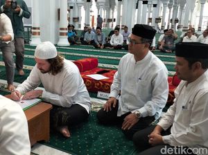 Datang ke Aceh, Bule Australia Masuk Islam dan Langsung Ganti Nama Datang ke Aceh, Bule Australia Masuk Islam dan Langsung Ganti Nama