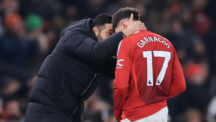 2193654625 MANCHESTER, ENGLAND - JANUARY 16: Manchester United manager Ruben Amorim speaks with Alejandro Garnacho during the Premier League match between Manchester United FC and Southampton FC at Old Trafford on January 16, 2025 in Manchester, England. (Photo by Simon Stacpoole/Offside/Offside via Getty Images)