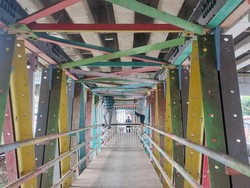 Akses JPO Kolong Flyover Kalibata Ditutup, Pejalan Kaki Harus Halang Rintang