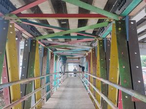 Akses JPO Kolong Flyover Kalibata Ditutup, Pejalan Kaki Harus Halang Rintang Akses JPO Kolong Flyover Kalibata Ditutup, Pejalan Kaki Harus Halang Rintang