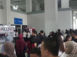 Sederet Aktivitas Seru di Konser Maroon 5, Antrean Fans Mengular Sederet Aktivitas Seru di Konser Maroon 5, Antrean Fans Mengular