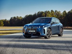 BMW Luncurkan iX 2025: Performa Lebih Sangar, Jarak Tempuh Makin Jauh! BMW Luncurkan iX 2025: Performa Lebih Sangar, Jarak Tempuh Makin Jauh!