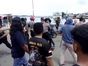 Demo Tolak Parkir Elektronik RS Hasri Ainun Habibie Parepare Berakhir Ricuh Demo Tolak Parkir Elektronik RS Hasri Ainun Habibie Parepare Berakhir Ricuh