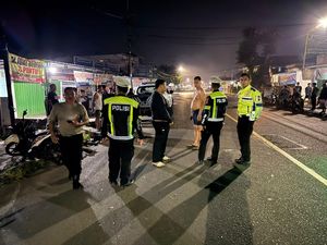 Pemotor Lubuklinggau Adu Kambing Saat Salip Truk, 2 Remaja Tak Sadarkan Diri