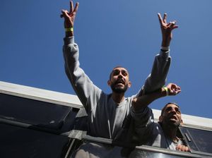 Warga Palestina Sukacita Menyambut Keluarga yang Sempat Disandera Israel Warga Palestina Sukacita Menyambut Keluarga yang Sempat Disandera Israel