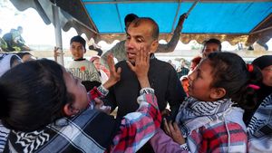 Ekspresi Tahanan Palestina yang Dibebaskan Saat Kembali Bertemu Keluarga