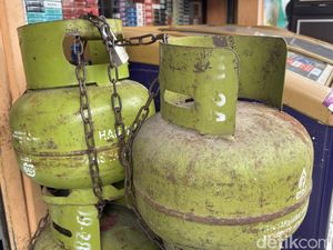 Pengecer di Surabaya Sebut Tak Tahu soal Larangan Penjualan Elpiji 3kg Pengecer di Surabaya Sebut Tak Tahu soal Larangan Penjualan Elpiji 3kg