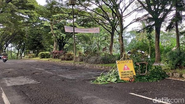 Potret Jalan Lingkar Barat Kepanjen Malang Berlubang Saat Musim Hujan