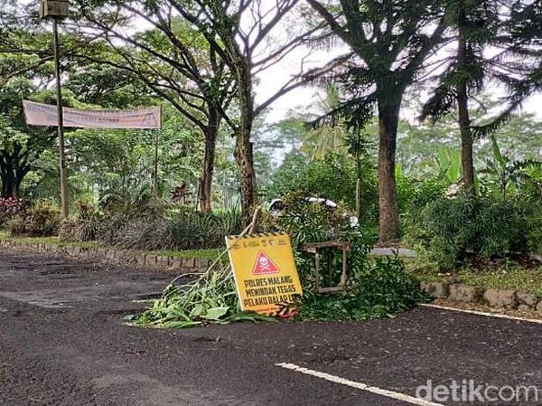Potret Jalan Lingkar Barat Kepanjen Malang Berlubang Saat Musim Hujan