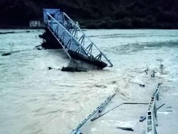 Jembatan Termanu di Kupang Putus Dihantam Banjir, Warga Amfoang Terisolasi