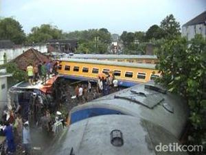 Insiden Bus Harapan Jaya Ugal-ugalan hingga Tertabrak KA Tewaskan 9 Orang Insiden Bus Harapan Jaya Ugal-ugalan hingga Tertabrak KA Tewaskan 9 Orang