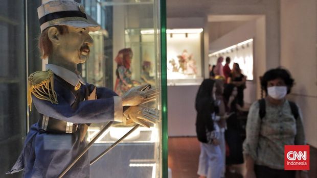 Kolaborasi Sejarah dan Teknologi di Museum Wayang Suasana pengunjung menyaksikan koleksi Museum Wayang. Jakarta, Sabtu, 1 Februari 2025. Museum Wayang kini memiliki wajah baru dengan tata pamer modern serta pengalaman imersif yang menggabungkan koleksi museum, elemen interaktif dan teknologi. CNN Indonesia/Adhi Wicaksono