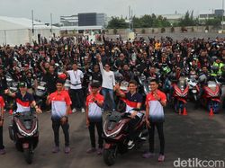 Ratusan Pemilik PCX Ngumpul Bareng Pebalap MotoGP Honda di Cikarang