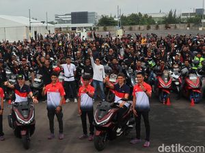 Ratusan Pemilik PCX Ngumpul Bareng Pebalap MotoGP Honda di Cikarang