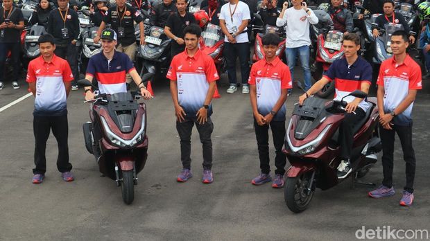 Komunitas Honda PCX ketemu Luca Marini dan Joan Mir.