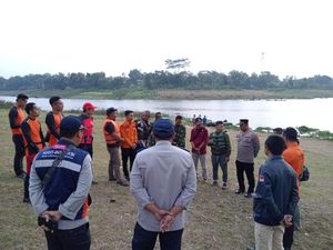 Bocah 10 Tahun yang Tenggelam di Sungai Citarum Ditemukan Tewas Bocah 10 Tahun yang Tenggelam di Sungai Citarum Ditemukan Tewas