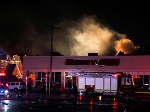 Melihat Kondisi Lokasi Pesawat yang Jatuh di Philadelphia AS