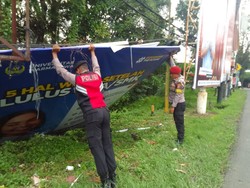 Ibu dan Anak Tertimpa Baliho di Tabanan