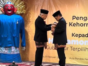 Video: Dipakaikan Kuku Macan, Pramono Dapat Gelar Kehormatan Adat Betawi