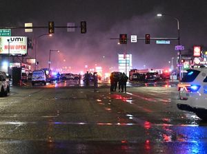 Pesawat Ringan Jatuh di Area Padat Penduduk AS, Picu Kebakaran