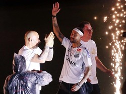 Neymar melambaikan tangan kepada para penggemar saat tiba untuk perkenalannya sebagai pemain baru Santos di Stadion Vila Belmiro, Santos, Brasil - 31 Januari 2025.
