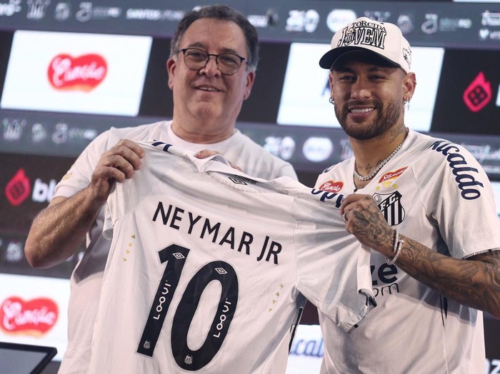Soccer Football - Neymar unveiled as new signing for Santos - Vila Belmiro Stadium, Santos, Brazil - January 31, 2025
Neymar gestures during his presentation as Santos' new signing REUTERS/Carla Carniel
