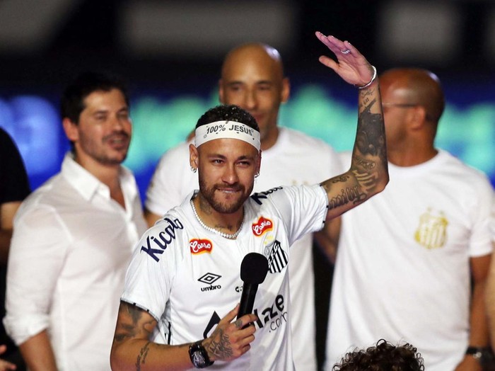 Soccer Football - Neymar unveiled as new signing for Santos - Vila Belmiro Stadium, Santos, Brazil - January 31, 2025
Neymar gestures during his presentation as Santos' new signing REUTERS/Carla Carniel