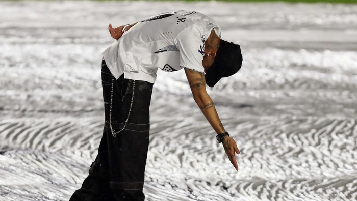 SOCCER-BRAZIL/NEYMAR Soccer Football - Neymar unveiled as new signing for Santos - Vila Belmiro Stadium, Santos, Brazil - January 31, 2025
Neymar gestures during his presentation as Santos' new signing REUTERS/Carla Carniel